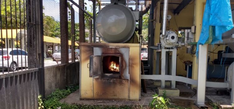 #ParaTodosVerem: Fotografia mostra a instalação de um conjunto de equipamentos de ferro que formam uma turbina movida a vapor. Na imagem, é possível notar a chama que alimenta a caldeira.