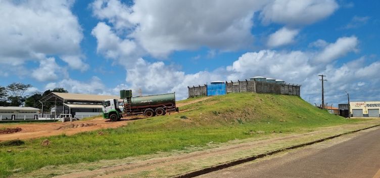 Caminhão-pipa em operação de reabastecimento no Reassentamento Urbano Coletivo (RUC), em Altamira (PA)