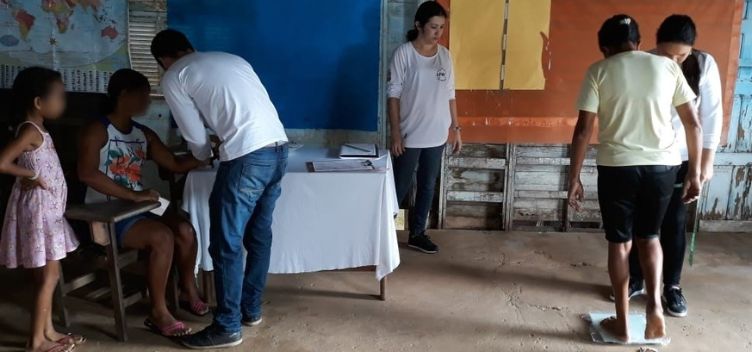 Coleta de dados antropométricos na Vila Perdeneiras, em Tucuruí (PA)