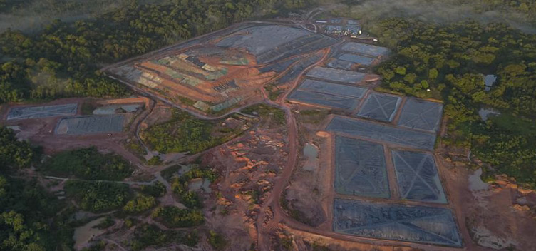 #ParaTodosVerem: Fotografia mostra o lixão de Marituba visto de cima. No centro, temos a área onde o lixo é depositado e, ao redor, a área verde de mata fechada.